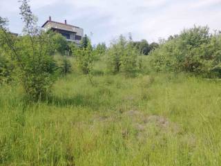 Η πλαγια των 2 οικοπέδων