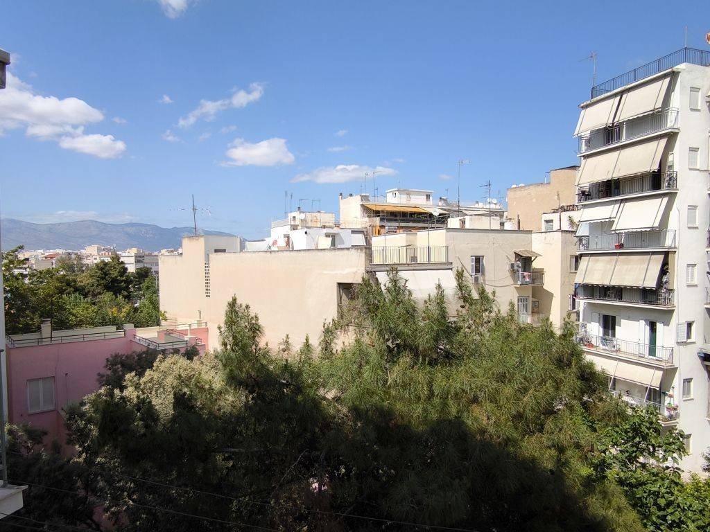 ΘΕΑ ΑΠΟ ΤΟ ΠΙΣΩ ΜΠΑΛΚΟΝΙ