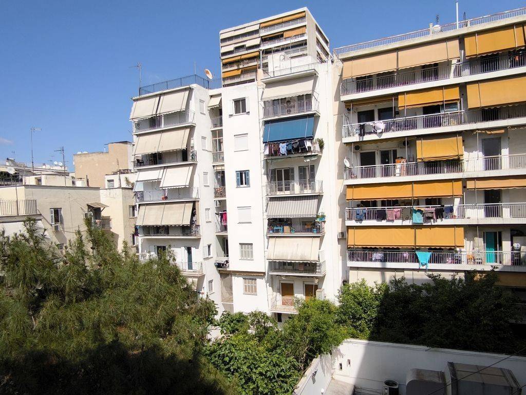 ΘΕΑ ΑΠΟ ΤΟ ΠΙΣΩ ΜΠΑΛΚΟΝΙ