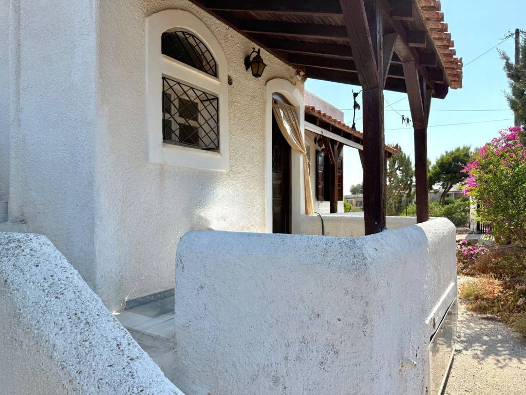 Piso pleyra toy spitioy me porta gia ten koyzina