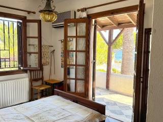 Ypnodomatio me mpalkoni kai thea