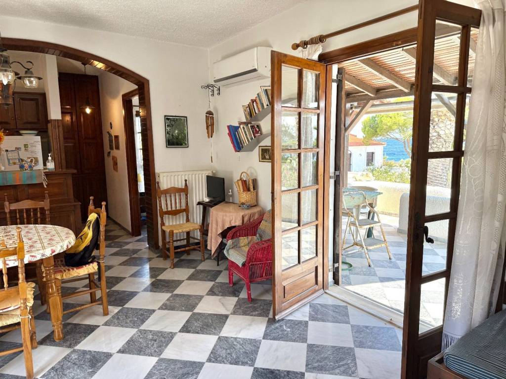 Saloni me mpalkonoporta