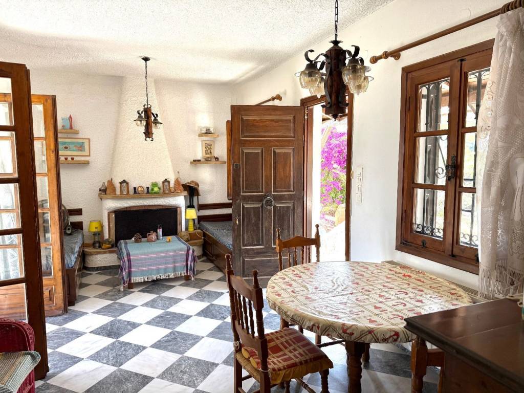 Saloni, trapezaria me tzaki