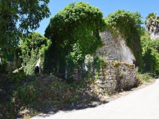 Το παλιό πέτρινο κτήριο από τον δρόμο