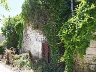 Το παλιό πέτρινο κτήριο από τον δρόμο