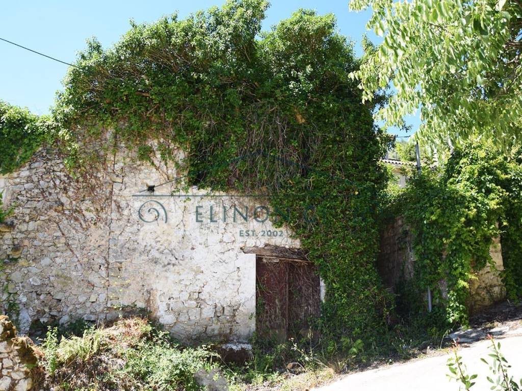 Το παλιό πέτρινο κτήριο από τον δρόμο