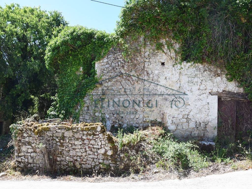 Το παλιό πέτρινο κτήριο από τον δρόμο