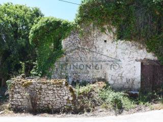 Το παλιό πέτρινο κτήριο από τον δρόμο