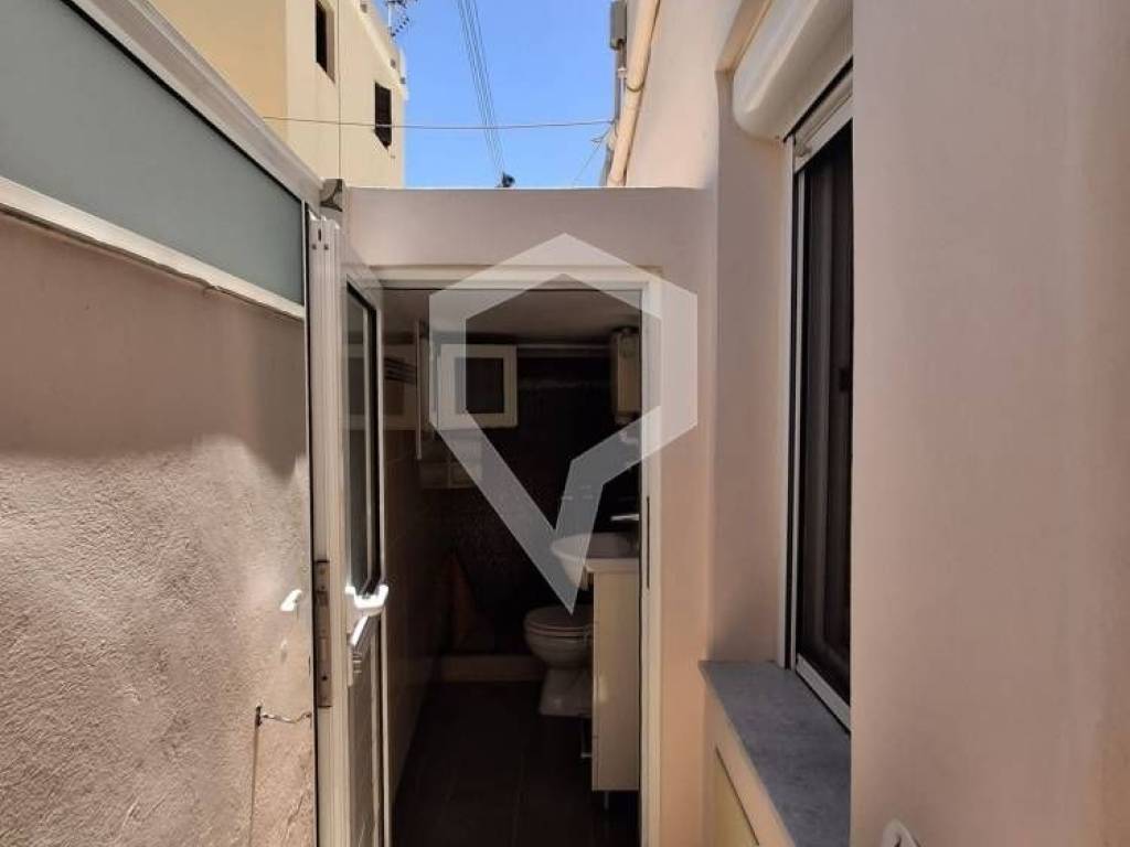 ισόγειο-εξωτερικό μπάνιο