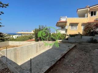 Idiotikos kepos kai pisina