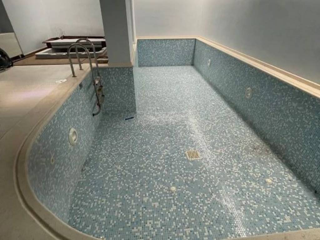 Εσωτερική πισίνα και jacuzzi