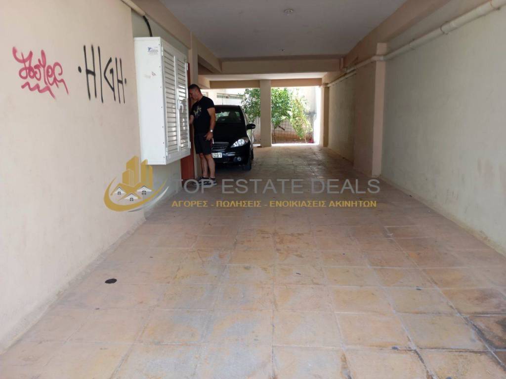 Pros ten eisodo tes polykatoikias