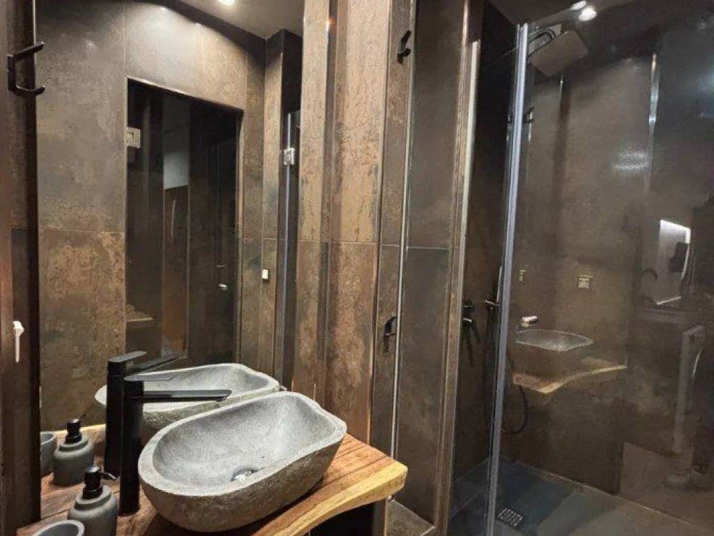 Forumland Real Estate, Μπάνιο