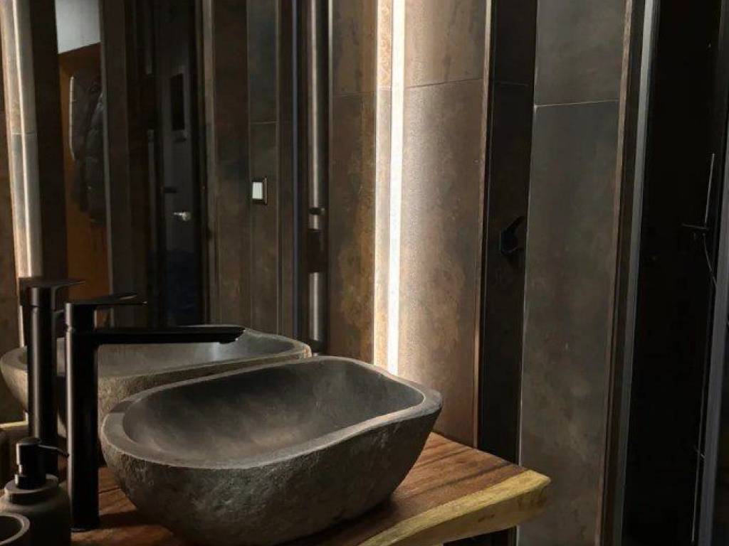 Forumland Real Estate, Μπάνιο