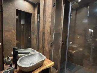 Forumland Real Estate, Μπάνιο