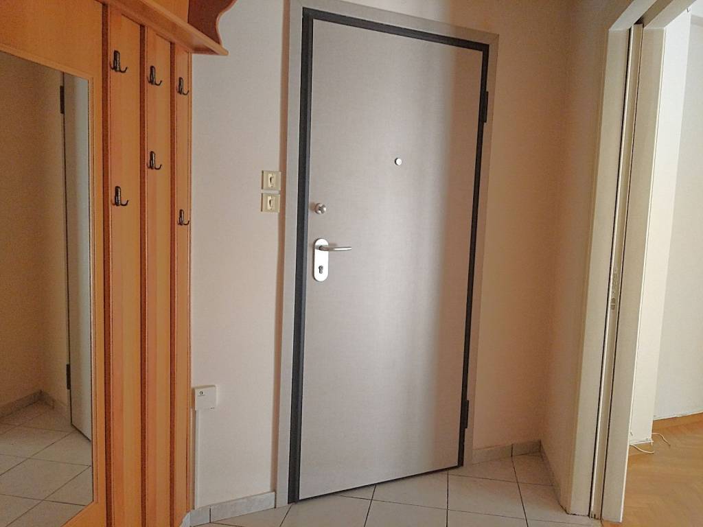 Πόρτα Ασφαλείας &amp; σαλόνι δεξι&#039;α