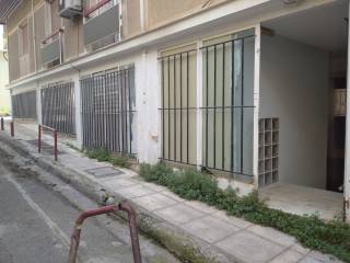 Πρόσοψη με ανοιχτή είσοδο επί Πρωτεσιλάου