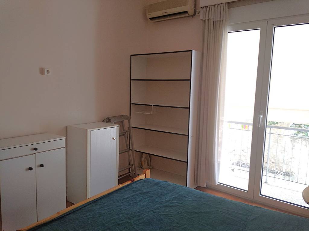 Υπνοδωμάτιο με μπαλκονόπορτα &amp; κλιματιστικό