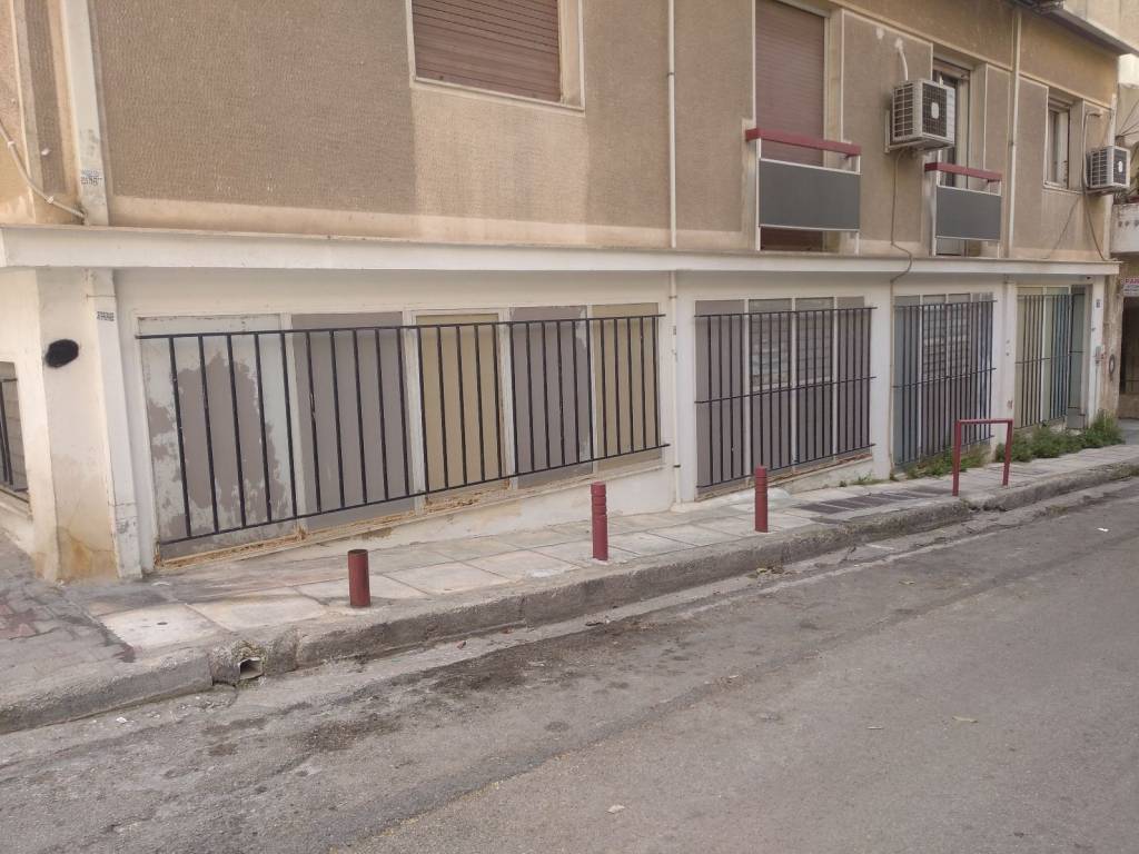 Πρόσοψη επί Πρωτεσιλάου με είσοδο στο βάθος δεξιά