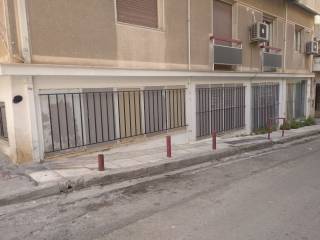 Πρόσοψη επί Πρωτεσιλάου με είσοδο στο βάθος δεξιά