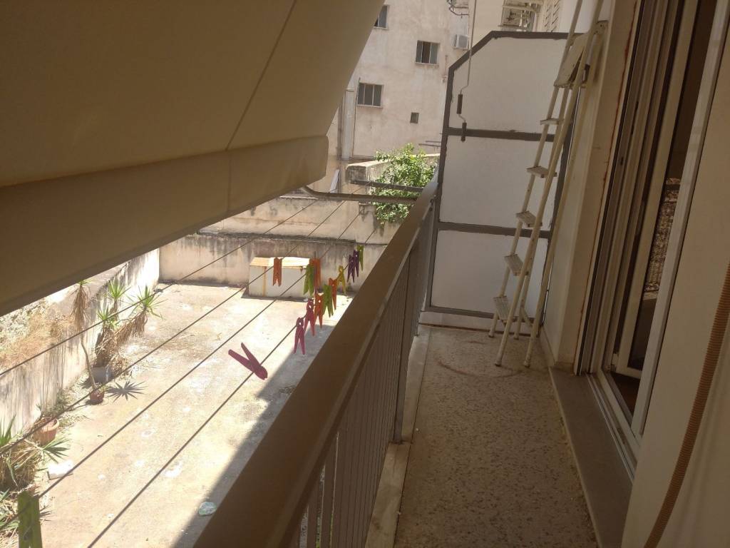 Μπαλκόνι στον ακάλυπτο