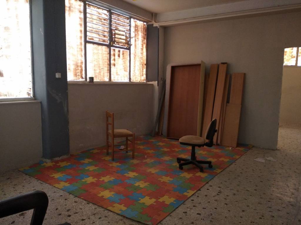 Γωνιακός κύριος χώρος κατά την είσοδο (τοίχος γυψοσανίδας)