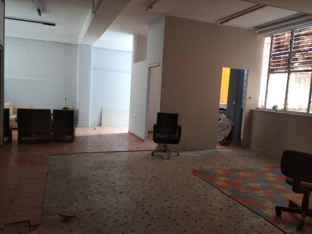 Άποψη εισόδου &amp; γραφείου από μέσα