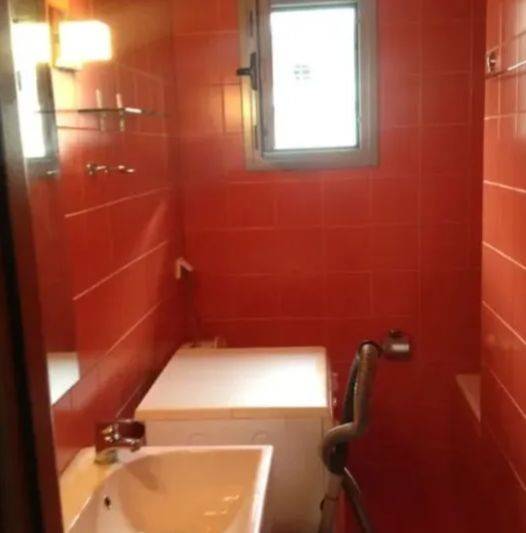 ΜΠΑΝΙΟ ΜΕ ΜΠΑΝΙΕΡΑ ΚΑΙ ΠΑΡΑΘΥΡΟ