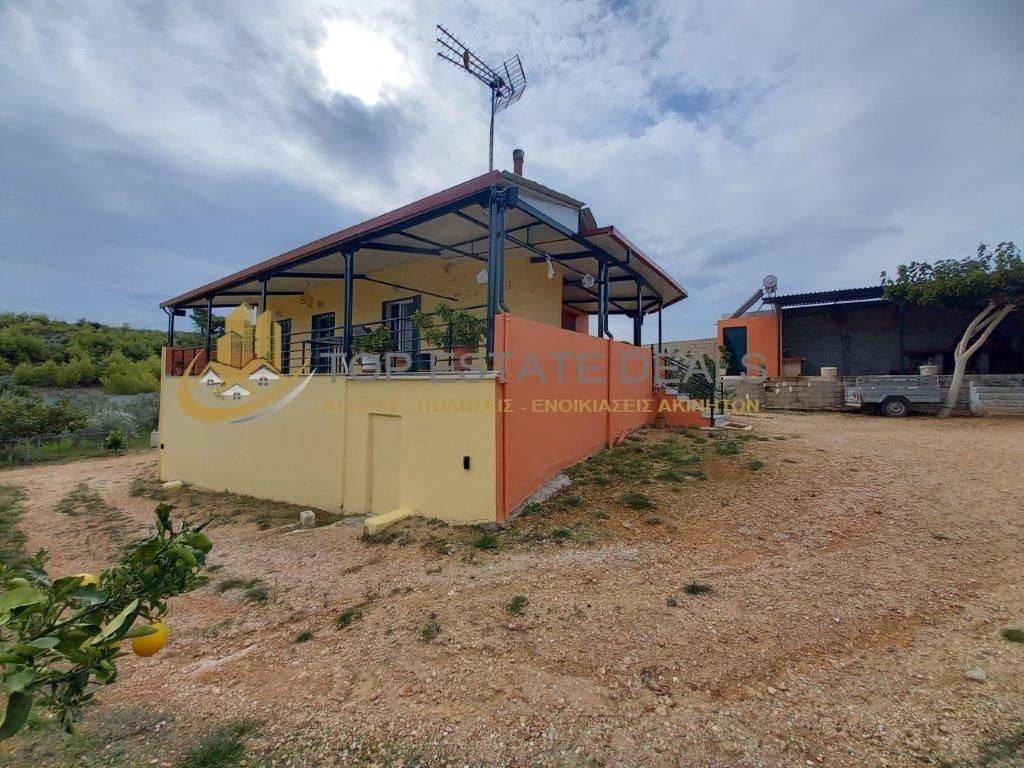 oikia me ypogeio 130 t.m. kai 88 t.m. yperypsomeno isogeio