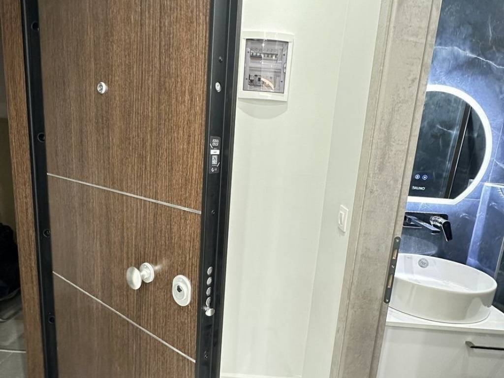 Forumland Real Estate, Θωρακισμένη πόρτα