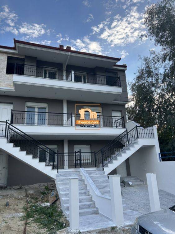 Μεσημέρι, Συγκρότημα κατοικιών