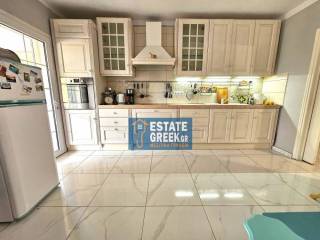 ★ Πλήρως επιπλωμένη ★ Κλειστό γκαράζ 27τμ ★ 4 υπνοδωμάτια + 2 μπάνια ★ 