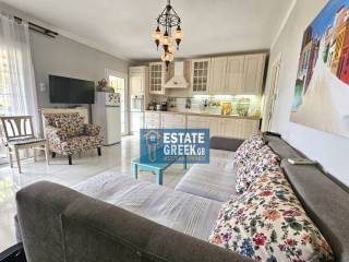 ★ Πλήρως επιπλωμένη ★ Κλειστό γκαράζ 27τμ ★ 4 υπνοδωμάτια + 2 μπάνια ★ 