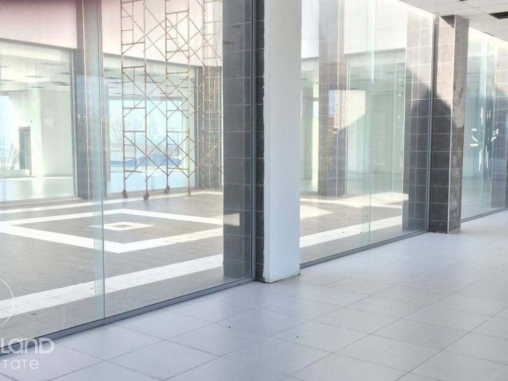 Forumland Real Estate, Κατάστημα