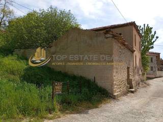 notio semeio toy oikopedoy dipla se spitia kai demotike odo