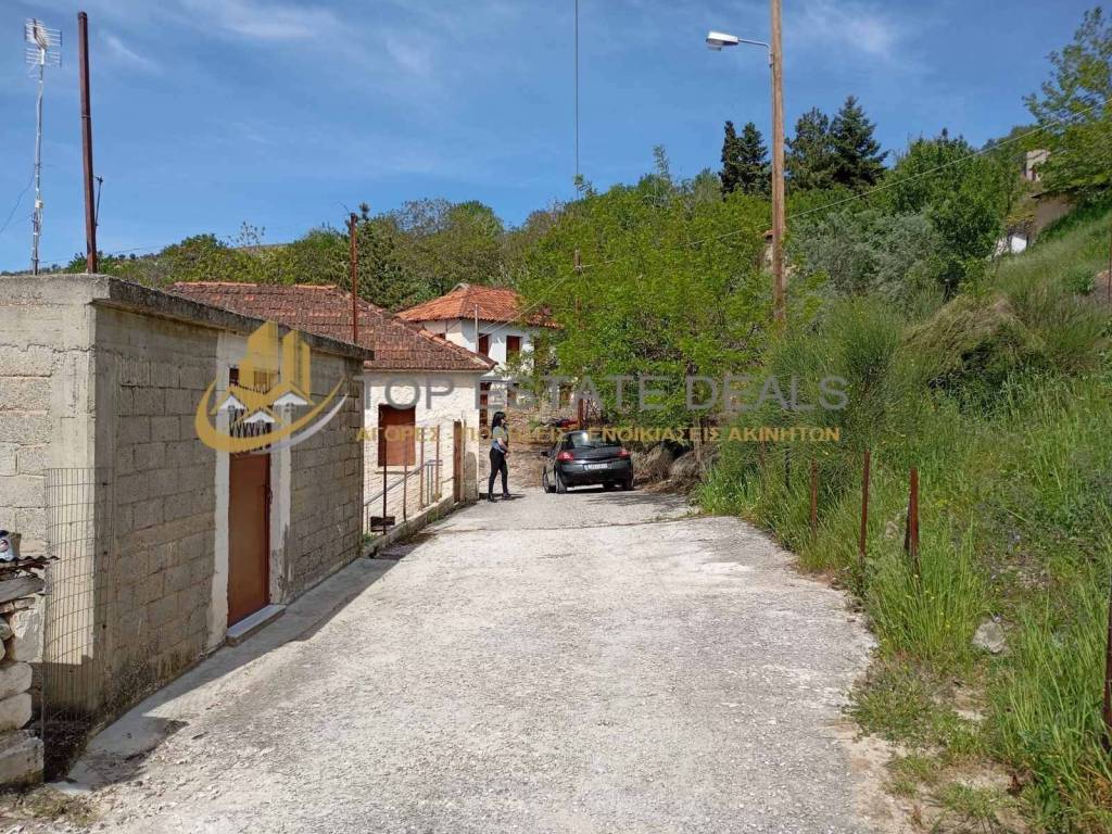 mprosta apo to oikopedo o demotikos dromos kai ta spitia