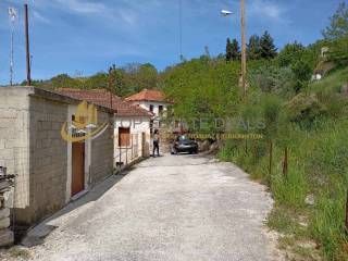 mprosta apo to oikopedo o demotikos dromos kai ta spitia