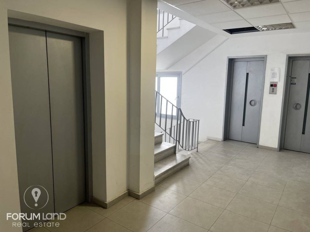 Forumland Real Estate, Ανελκυστήρας