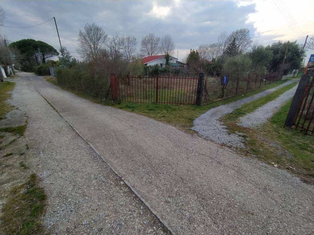 ANYPLACE MESITIKES YPERESIES