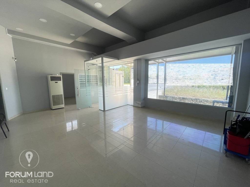 Forumland Real Estate, Είσοδος