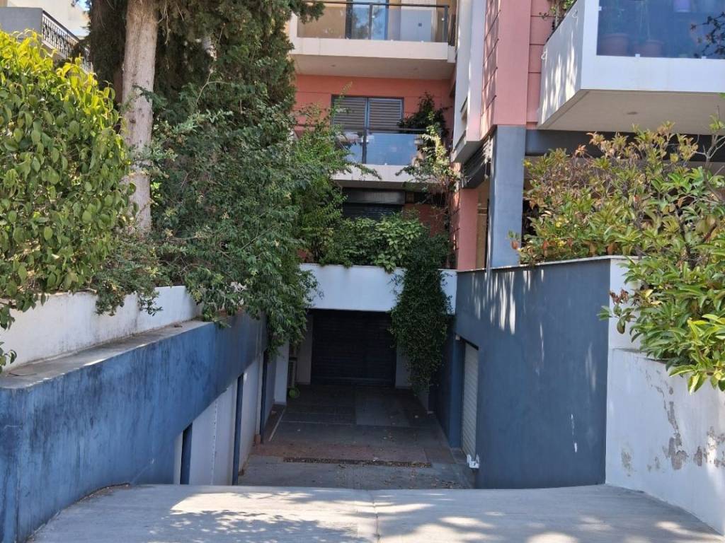 rampa pros ypogeio gkaraz