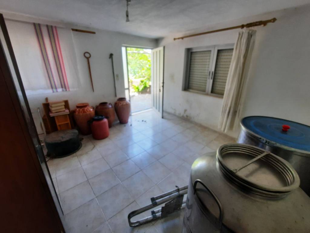 ΞΕΝΩΝΑΣ-ΔΩΜΑΤΙΟ-Ή ΑΠΟΘΗΚΗ ΣΤΟ ΙΣΟΓΕΙΟ