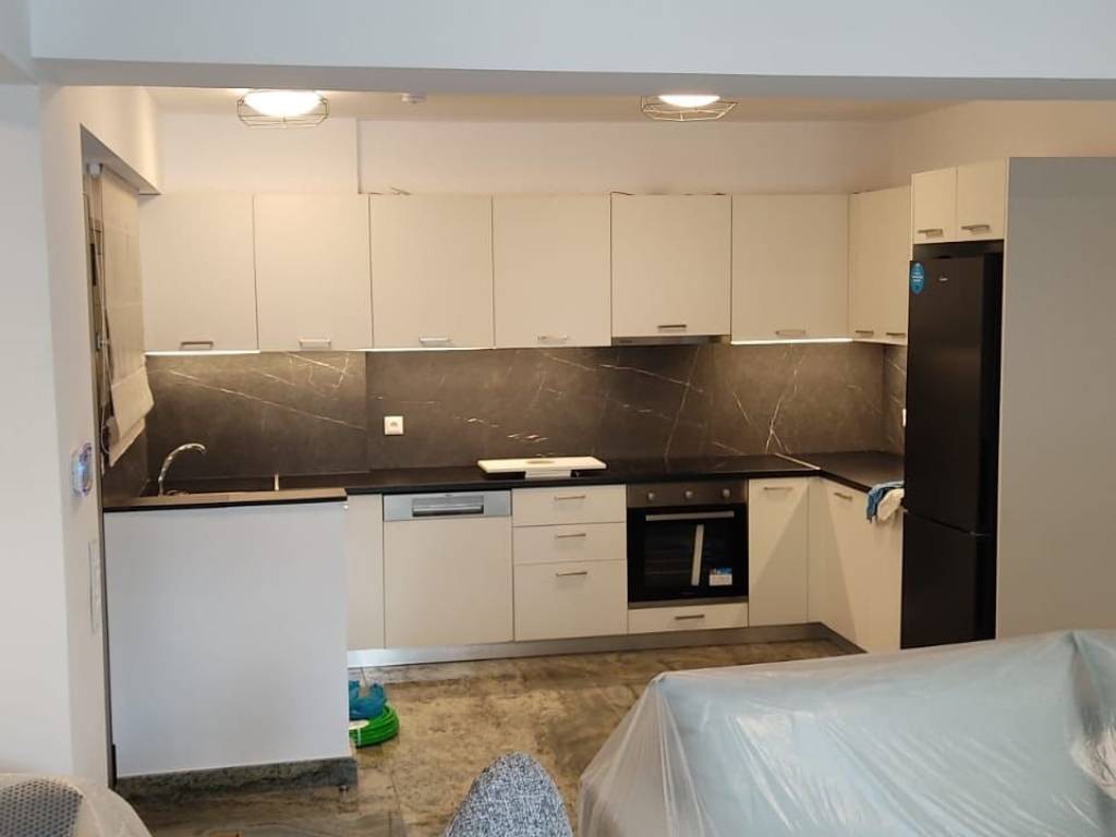 Ολοκαίνουρια κουζίνα