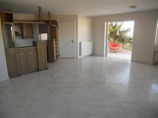 Πολύ ευρύχωρο και φωτεινό σαλόνι