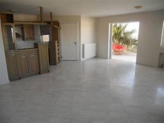 Πολύ ευρύχωρο και φωτεινό σαλόνι