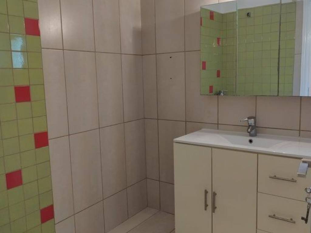 2 μπάνια, ένα με ντουζιέρα, ένα με μπανιέρα