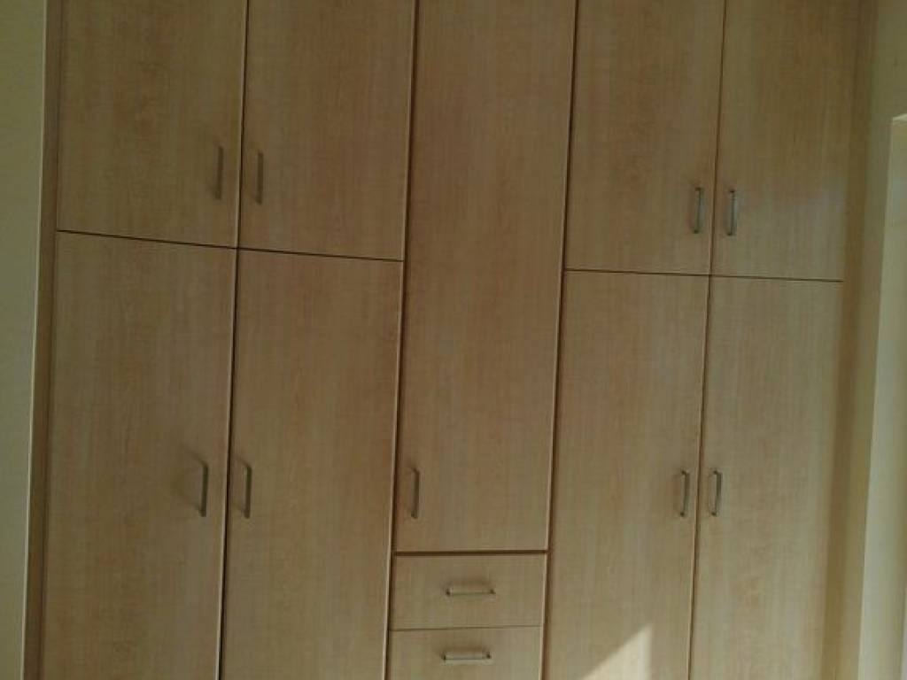 Κάθε δωμάτιο μεγάλο σετ ντουλάπες.