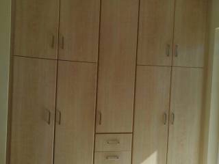 Κάθε δωμάτιο μεγάλο σετ ντουλάπες.