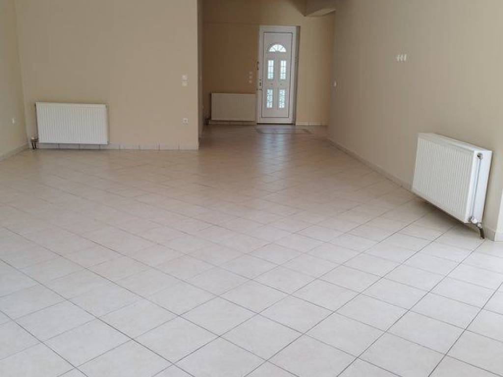 Ευρύχωρη σαλοτραπεζαρία