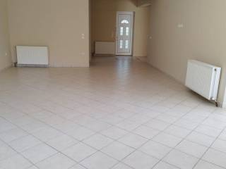 Ευρύχωρη σαλοτραπεζαρία